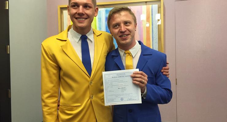 В США двое украинцев сыграли "бандеровскую" гей-свадьбу