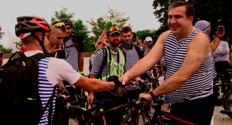 "Полосатый" велопробег в Одессе возглавил Саакашвили в тельняшке