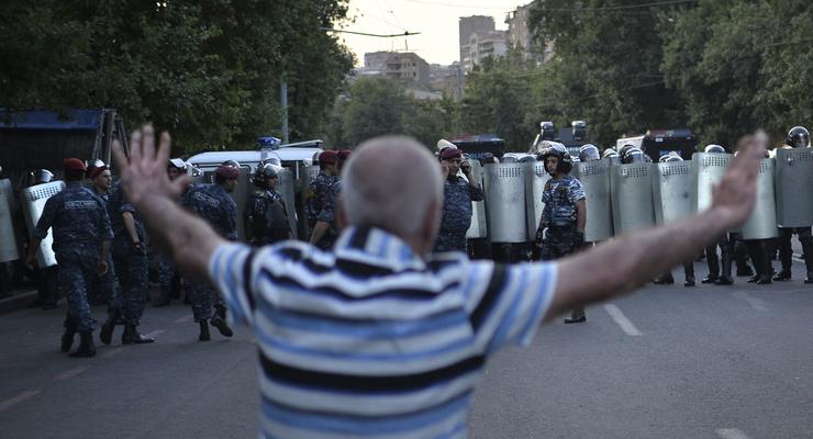 В Ереване полиция разобрала баррикады протестующих