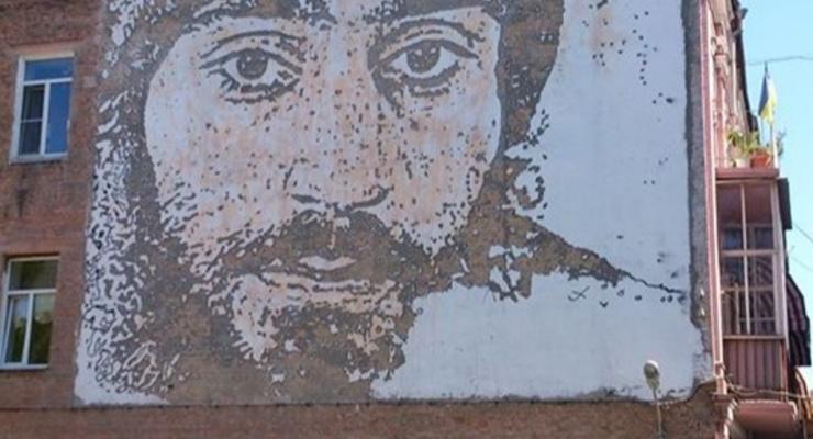 В центре Киева появился граффити-портрет Сергея Нигояна