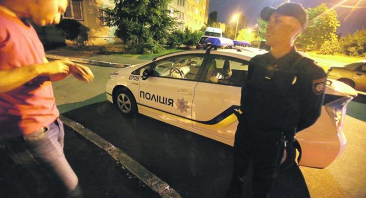 Новые полицейские в Киеве тушили урны и охраняли мину времен ВОВ