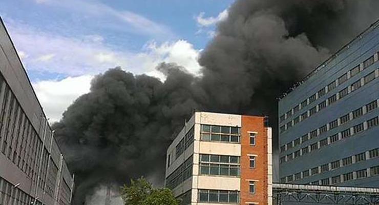 В Москве горит бывший завод бронеавтомобилей: огонь тушат вертолеты
