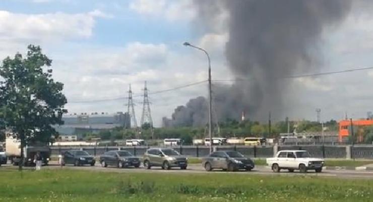 В Москве потушили сильный пожар на территории завода ЗИЛ