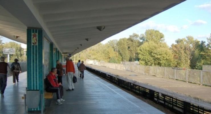 На станции метро "Гидропарк" в Киеве умерла 50-летняя женщина