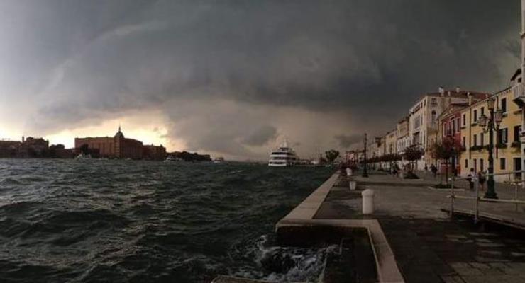 Мощный ураган обрушился на улицы Венеции