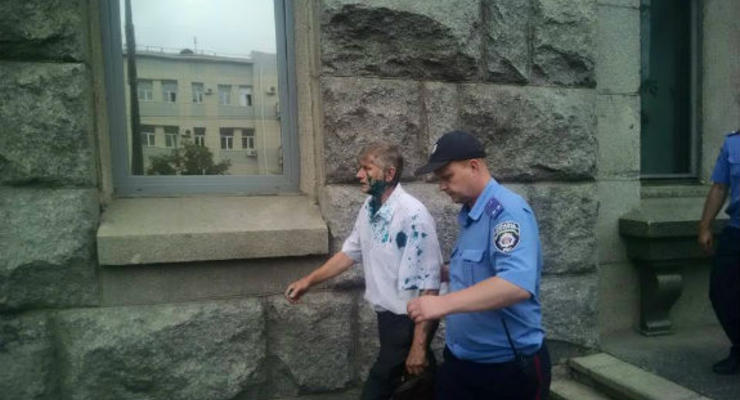 В Харькове депутата облили зеленкой за отказ признать РФ агрессором
