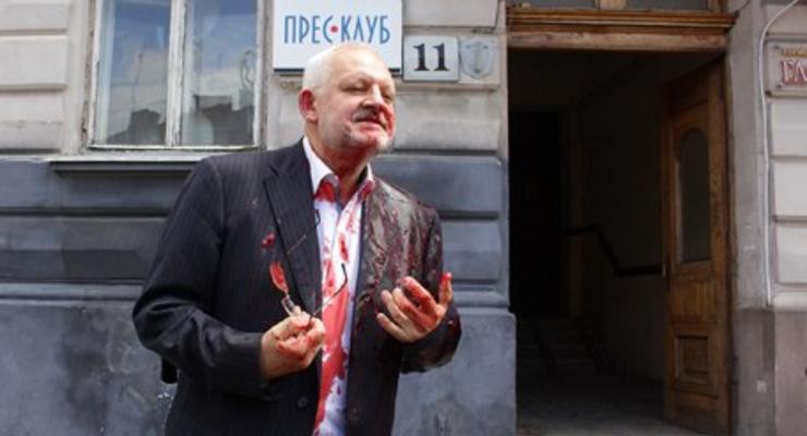 Во Львове депутата от Оппоблока облили кровью
