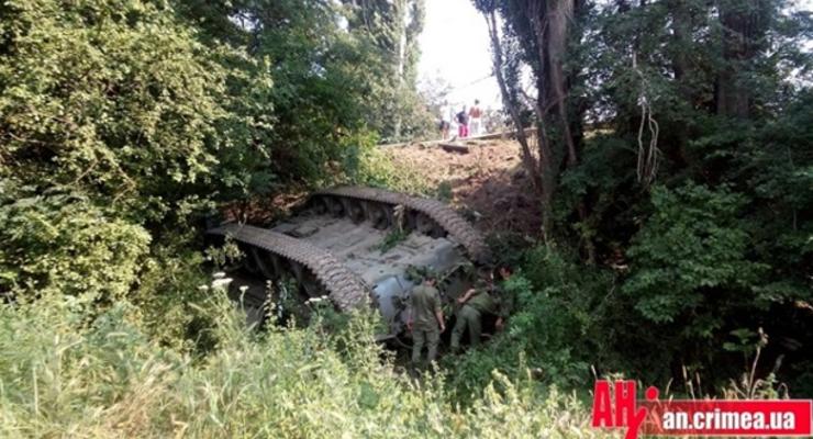 Российский танк перевернулся на трассе Симферополь-Ялта