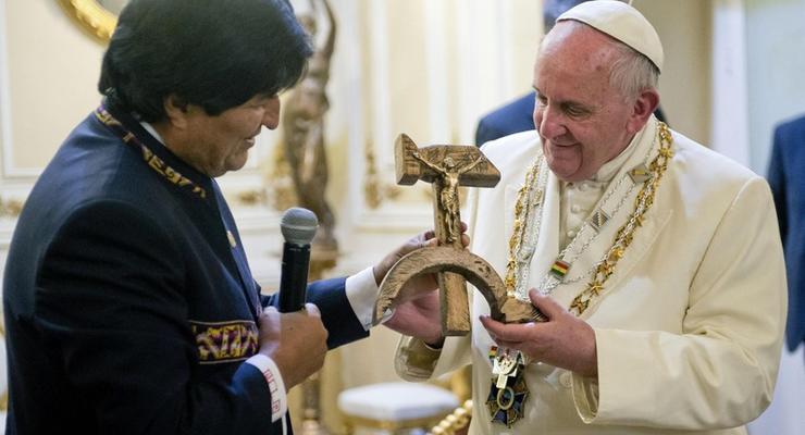 Папе Римскому подарили распятие в форме серпа и молота