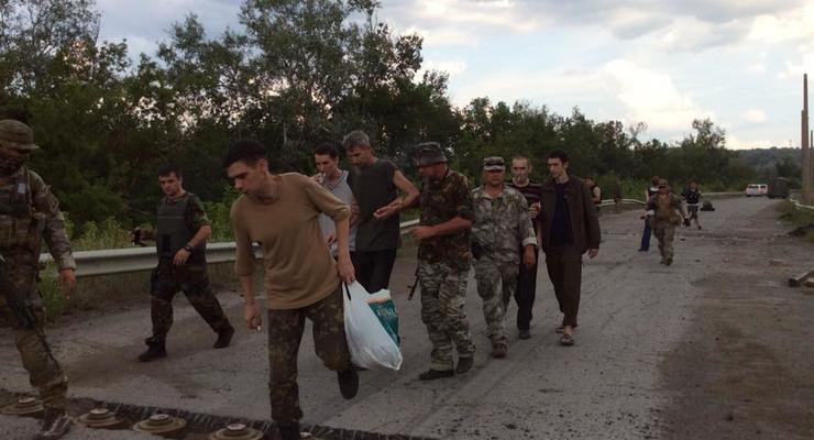 Появились фото, как прошел обмен пленными на Донбассе