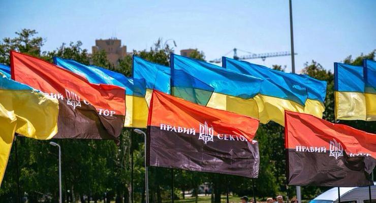 Правый сектор разбил лагерь под АП: требуют отставки Авакова и ареста Медведчука