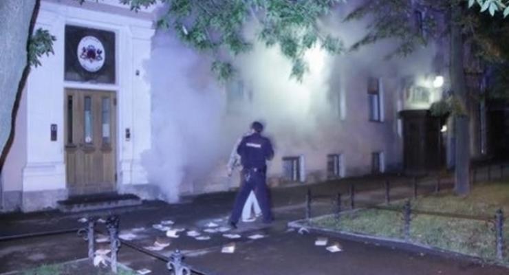 Консульство Латвии в Санкт-Петербурге забросали дымовыми шашками