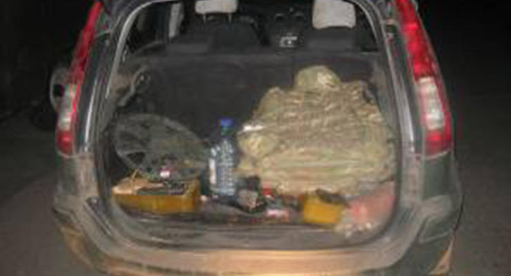 Сотрудники ГАИ обнаружили в автомобиле добровольца целый арсенал оружия