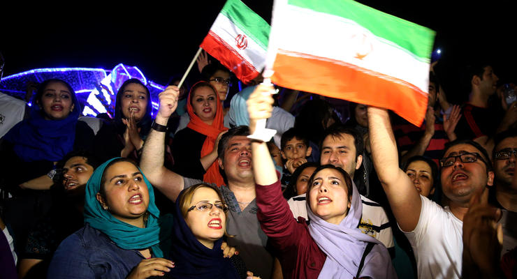 Тысячи иранцев отпраздновали на улицах Тегерана снятие санкций со страны