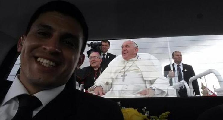 Селфи в папамобиле: как водитель Папы Римского стал звездой интернета