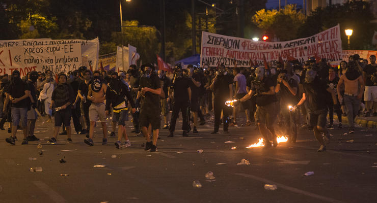 Ночные беспорядки в Афинах: коктейли Молотова, газ и задержания