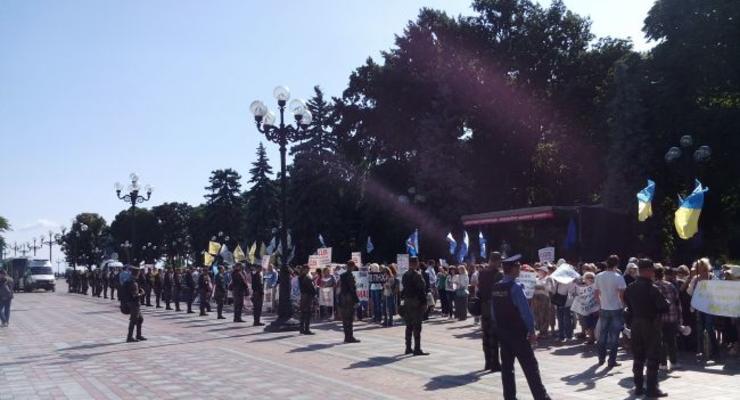 "Шутам не место в парламенте": Под Радой проходят сразу три митинга