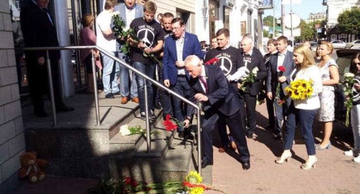 Под посольством Нидерландов почтили память жертв Боинга