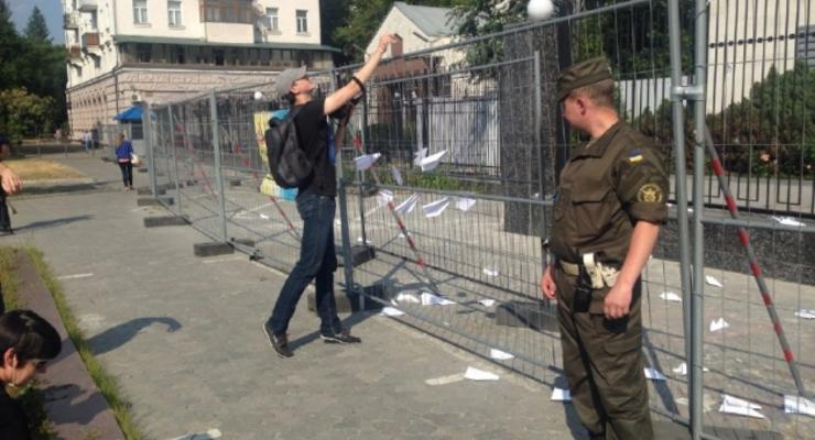 Годовщина трагедии MH17: посольство РФ в Киеве забросали бумажными самолетиками