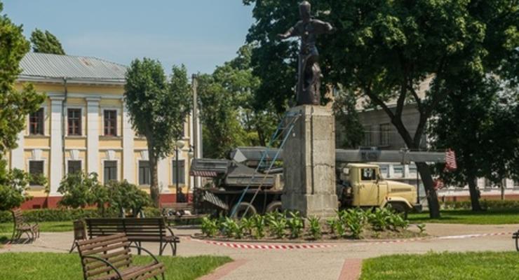 В Харькове установили памятник гетману Сагайдачному, вывезенный из Севастополя