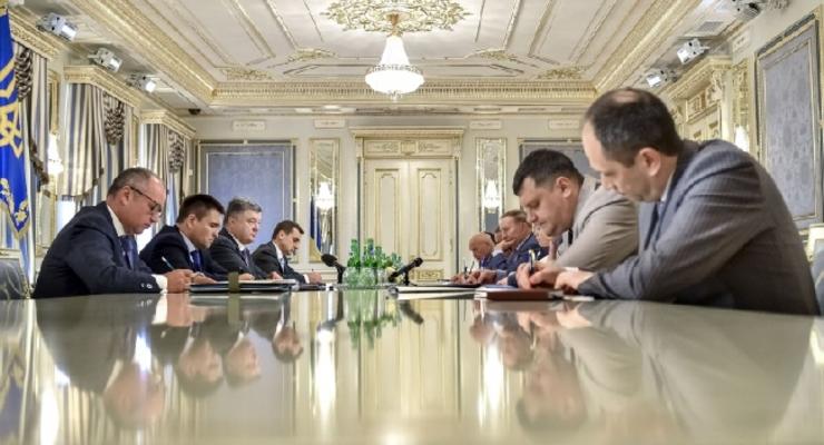 Порошенко требует от боевиков ДНР/ЛНР не проводить псевдовыборы