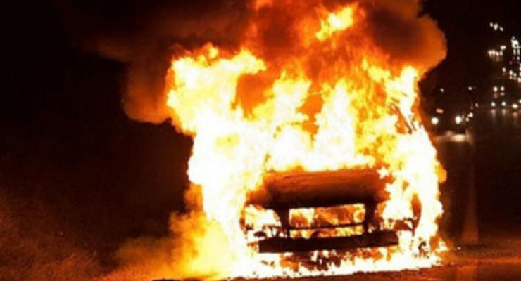 На Ивано-Франковщине сожгли машины милиции возле райотдела