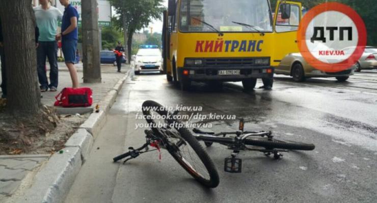 В Киеве маршрутка сбила девушку на велосипеде