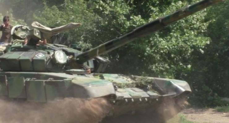 В ДНР уверяют, что за отводом их бронетехники следит представитель Украины