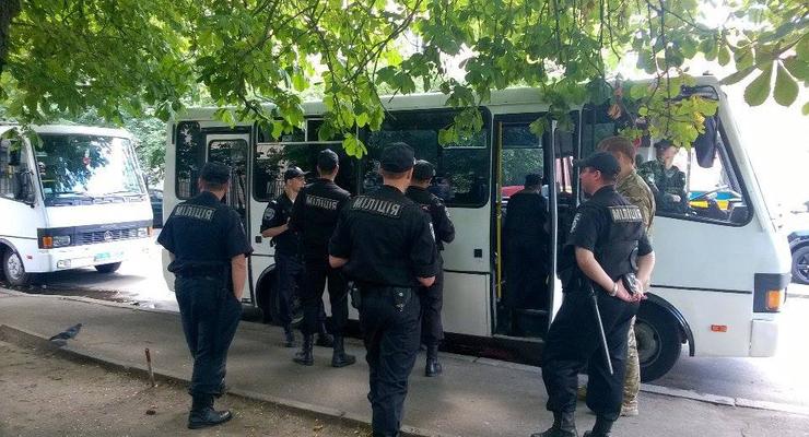 К офису Правого сектора в Киеве пригнали милицию и автозаки