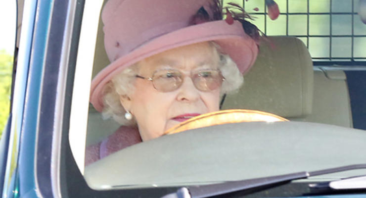 Британская королева на Jaguar нарушила правила, объезжая семейную пару