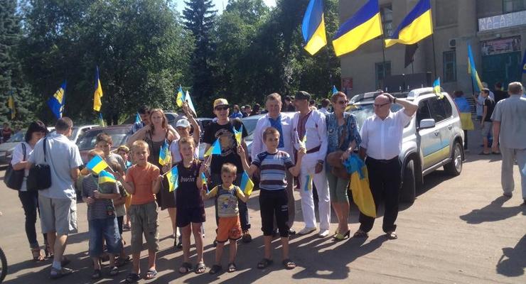 Дзержинск заполонили украинские флаги: город отметил годовщину освобождения от боевиков