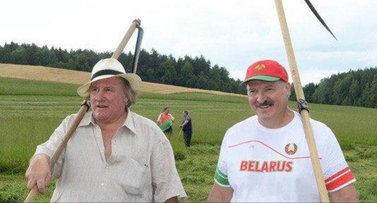 Депардье посетил Беларусь, Лукашенко обучил его навыкам ручной косьбы