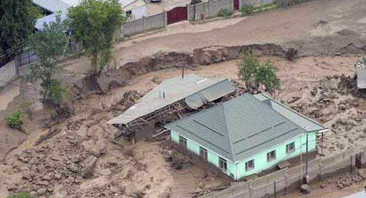 В Алматы грязь сносила дома и автомобили - сошел селевый поток