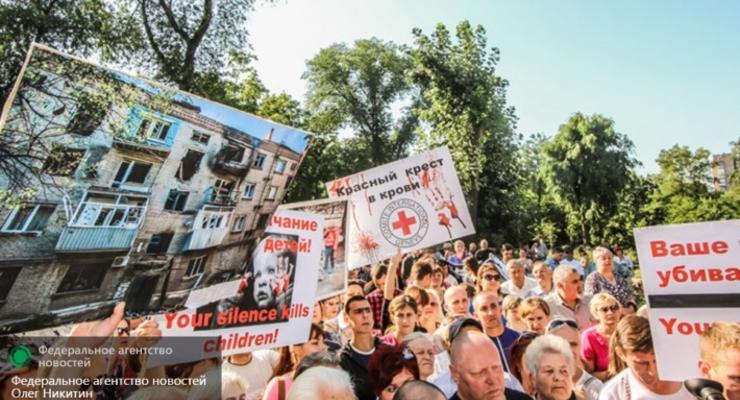 Митинг в Донецке: местные жители окружили миссию ОБСЕ