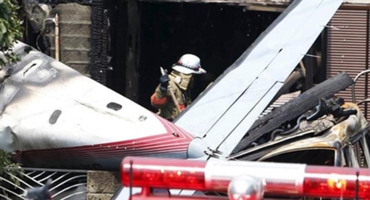 В Токио самолет упал на жилые дома, трое погибших