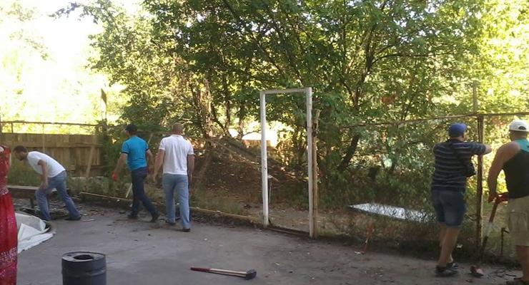 Жители Троещины снесли забор под Московским мостом