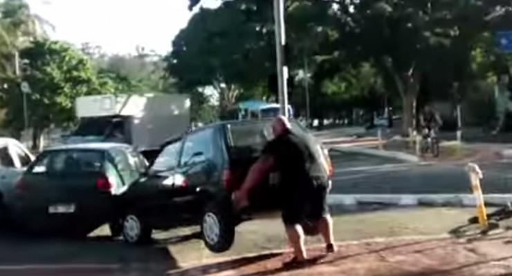 Бразильский велосипедист голыми руками убрал авто с дороги