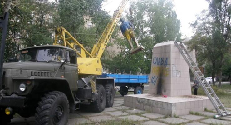 Ленинопад продолжается: на Луганщине впервые законно снесли памятник вождю