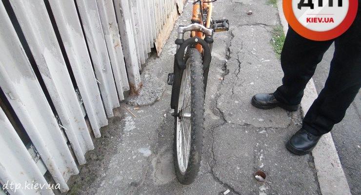 В Киеве Mercedes сбил 15-летнего велосипедиста