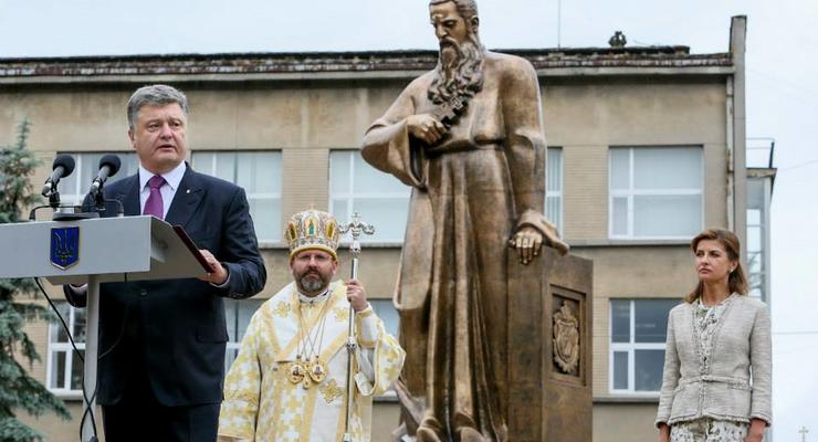 Во Львове под дождем открыли памятник митрополиту Шептицкому