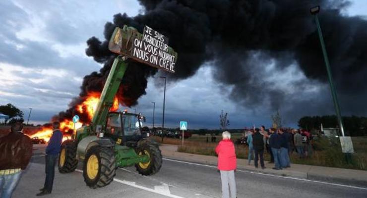 В Бельгии бастуют фермеры: жгут шины и сено, блокируют дороги