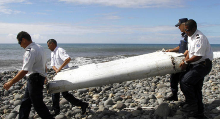 Поиски рейса MH370: в Индийском океане нашли обломок самолета Boeing и чемодан. Фоторепортаж