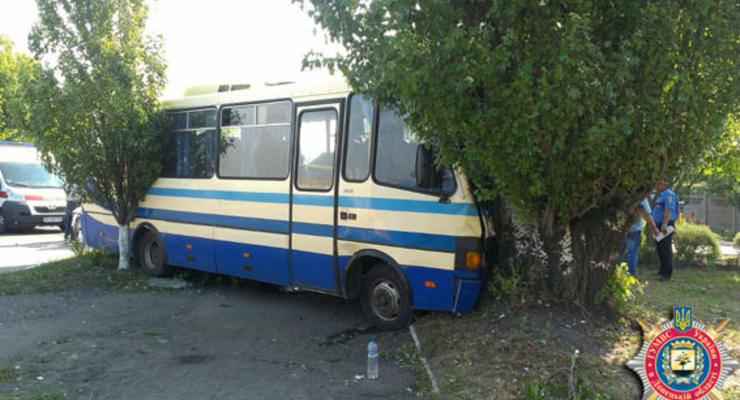 В Донецкой области автобус с пассажирами столкнулся с машинами: шесть пострадавших