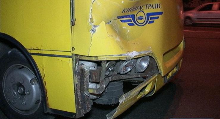 В Киеве маршрутка с пассажирами врезалась в такси