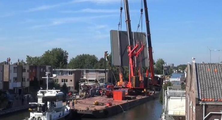 Два подъемных крана рухнули на жилые дома в Нидерландах