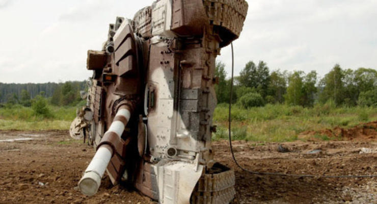 В России на армейских играх перевернулся танк