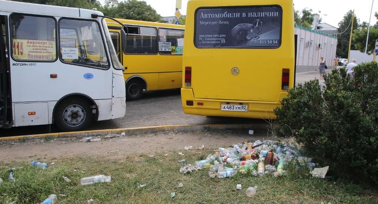 Гостей Симферополя в аэропорту встречают кучи мусора