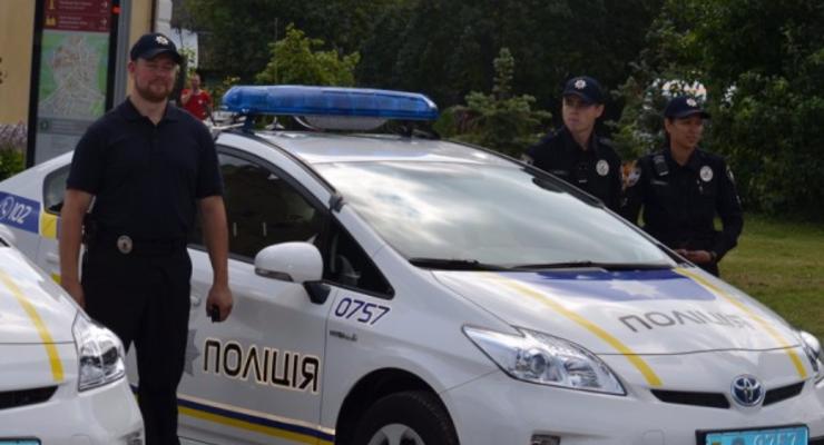 В Киеве девушка пыталась наехать на патрульного