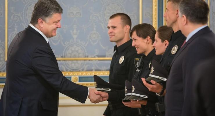 Новая полиция: коп записал видео в кабинете Порошенко