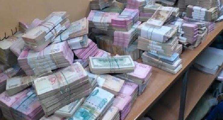 В Киеве у нелегальных валютчиков изъяли около $4 млн и оружие